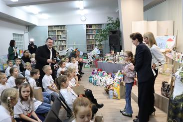 Akcja „Książka za karmę” i konkurs „Zwierzaki słodziaki” w Miejskiej Bibliotece podsumowane! (zdjęcia)